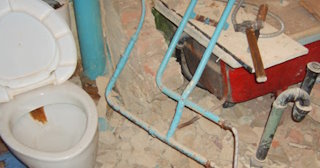 Профессиональный демонтаж перегородки ванной и туалета в Севастополе - от 576 рублей